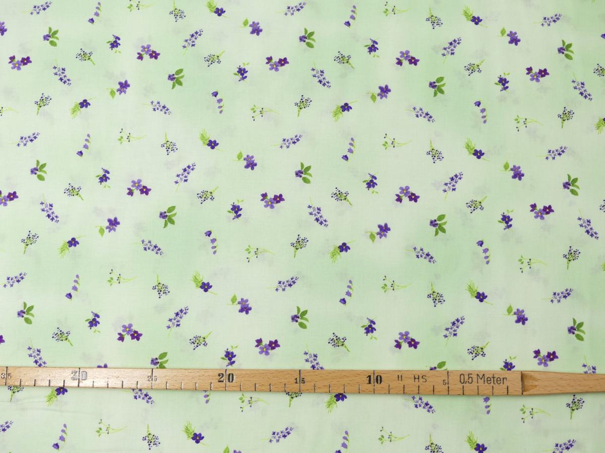 Patchworkstoff mit kleine lila Blüten auf pastellgrün mit Maß